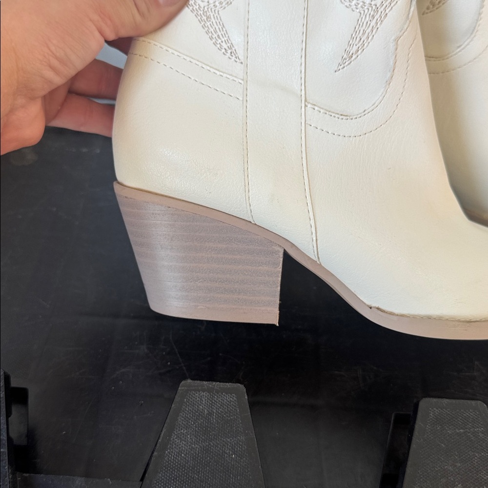 Elegant White Heeled Western Boots - Picture 2 of 3